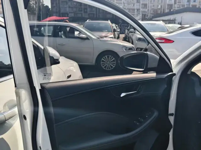 Roewe i5 — Фото автомобиля 4