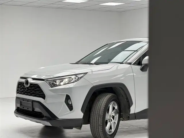 Toyota RAV4 — Фото автомобиля 6