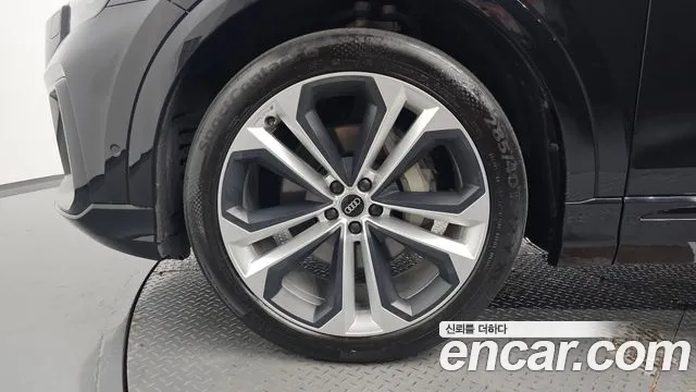 Audi Q8 55 TFSI quattro Premium — Фото автомобиля 4