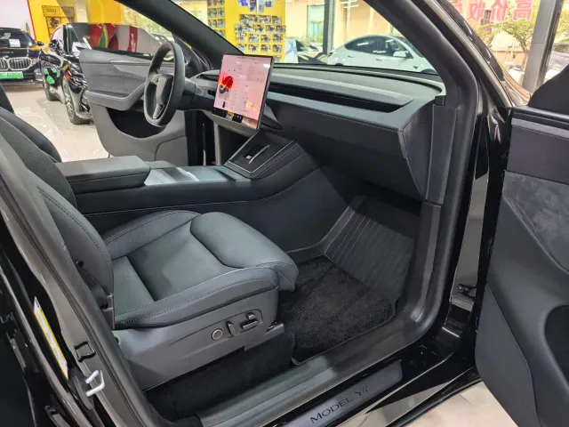 Tesla Model Y L — Фото автомобиля 12
