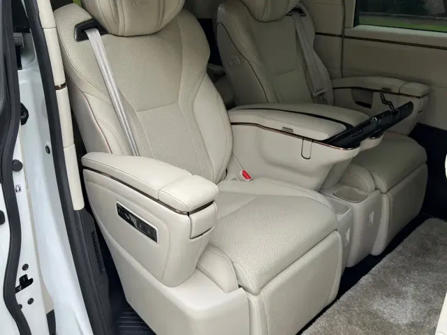 Lexus LM — Фото автомобиля 15