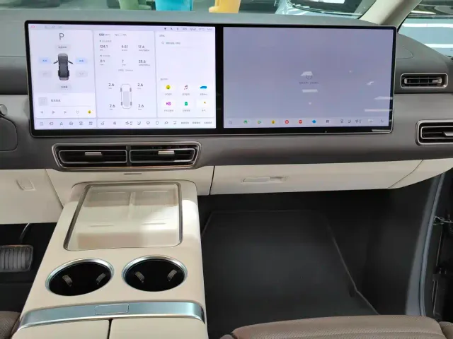 Li Auto MEGA — Фото автомобиля 11