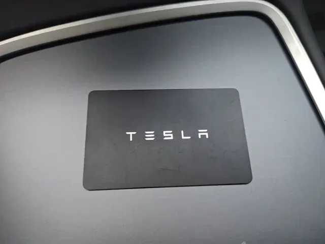 Tesla Model Y — Фото автомобиля 8