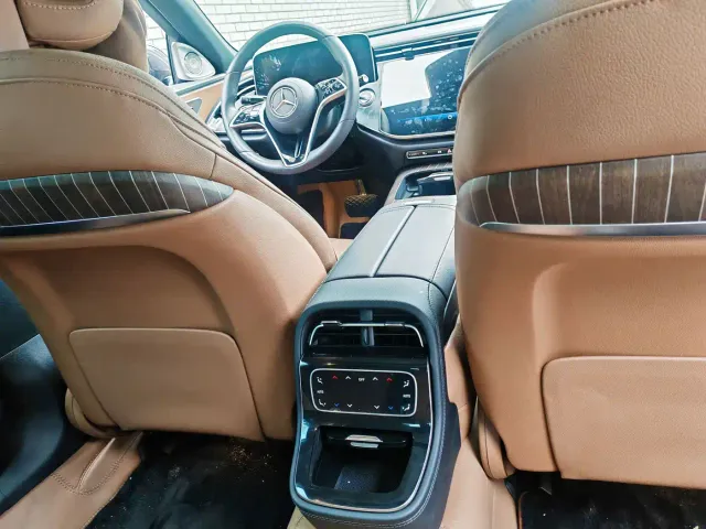 Mercedes-Benz E-Class — Фото автомобиля 4