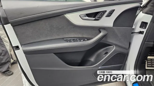 Audi Q8 55 TFSI quattro Premium — Фото автомобиля 24