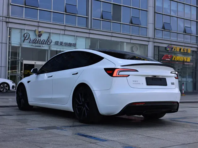 Tesla Model 3 — Фото автомобиля 5