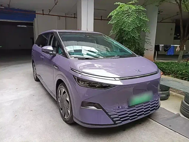 Xpeng X9 — Фото автомобиля 3