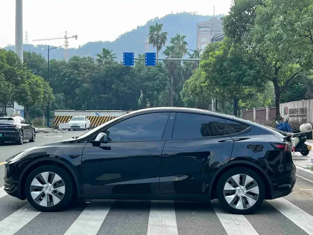 Tesla Model Y — Фото автомобиля 4