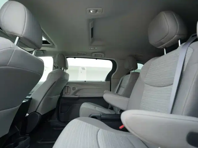 Toyota Sienna — Фото автомобиля 20