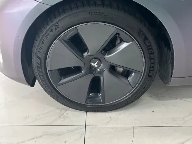 Tesla Model 3 — Фото автомобиля 4