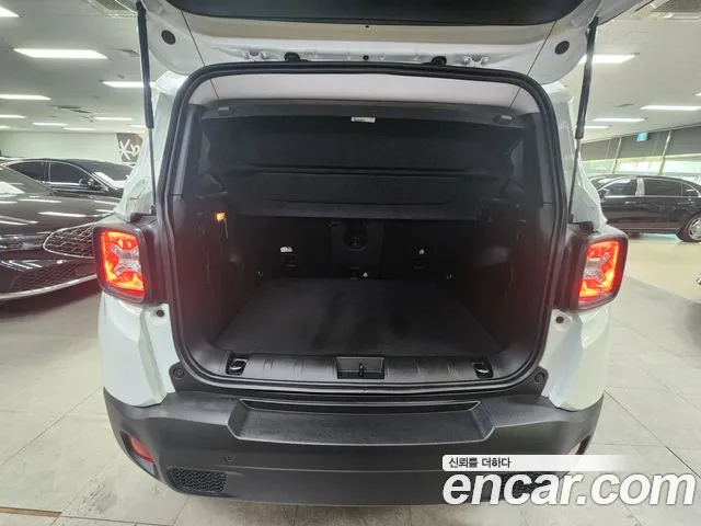Jeep Renegade — Фото автомобиля 17