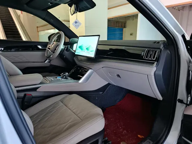 BYD Tang — Фото автомобиля 9