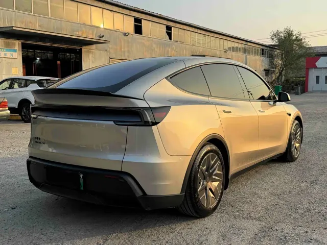 Tesla Model Y L — Фото автомобиля 3