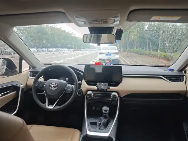 Toyota RAV4 — Фото автомобиля 7