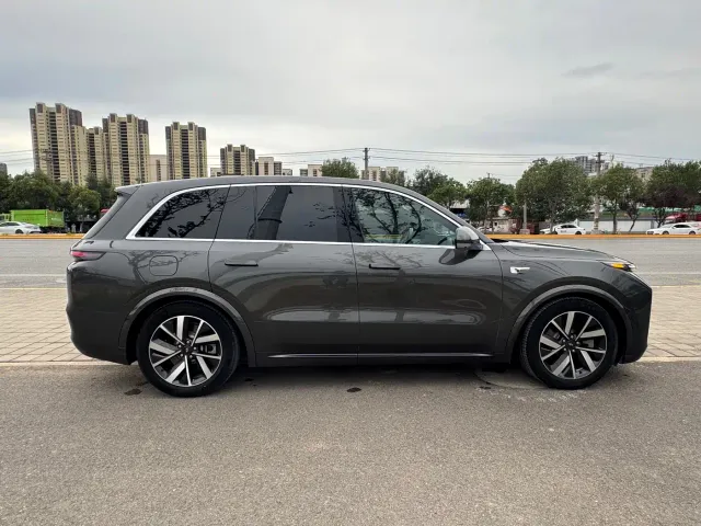 Li Auto L8 — Фото автомобиля 11