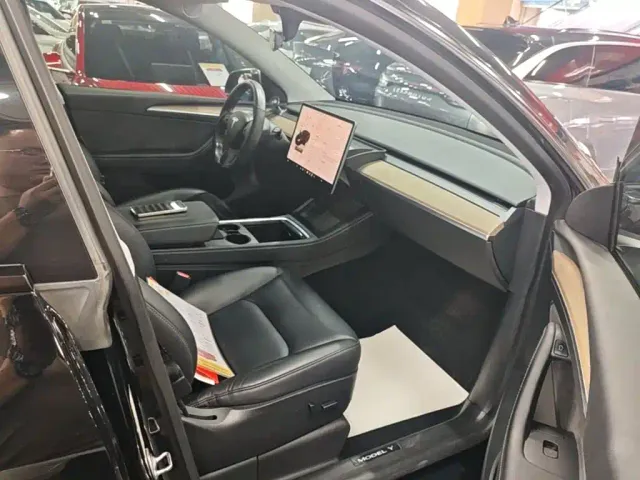 Tesla Model Y — Фото автомобиля 24