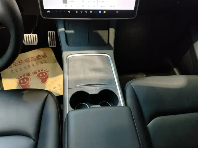 Tesla Model Y — Фото автомобиля 13