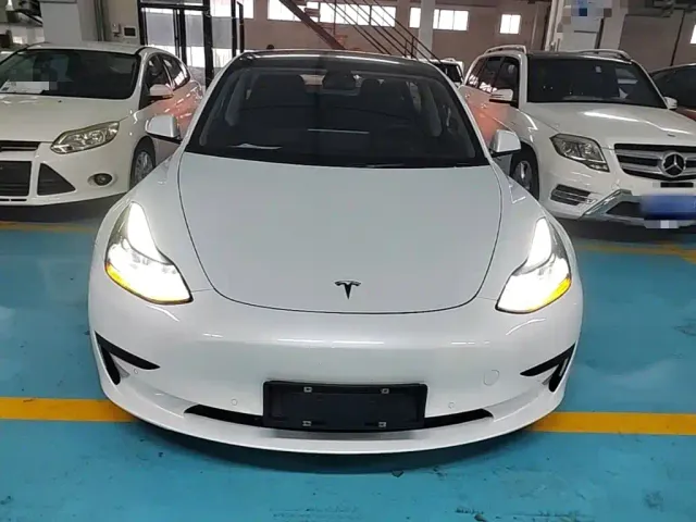Tesla Model 3 — Фото автомобиля 2
