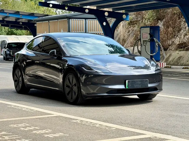 Tesla Model 3 — Фото автомобиля 3