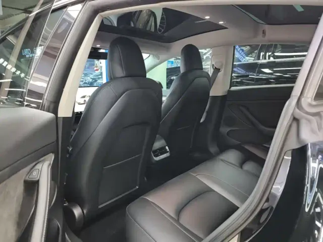 Tesla Model 3 — Фото автомобиля 16