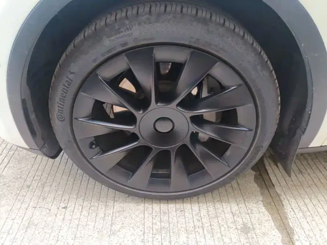 Tesla Model Y — Фото автомобиля 24