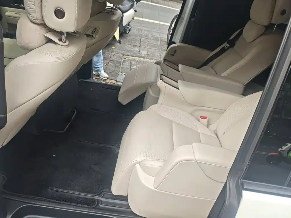 Li Auto Li Auto MEGA 2025 Ultra Smart Renewal Edition — Фото автомобиля 13