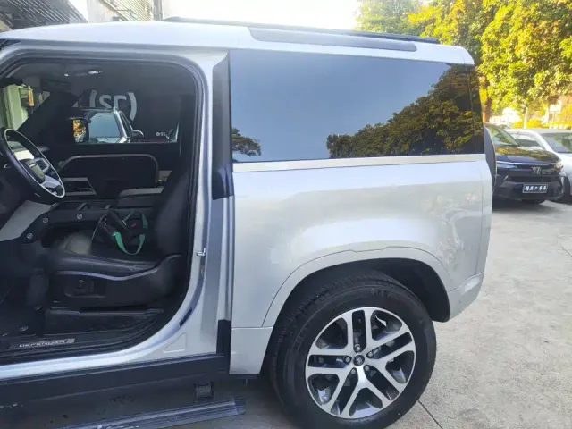 Land Rover Defender — Фото автомобиля 8