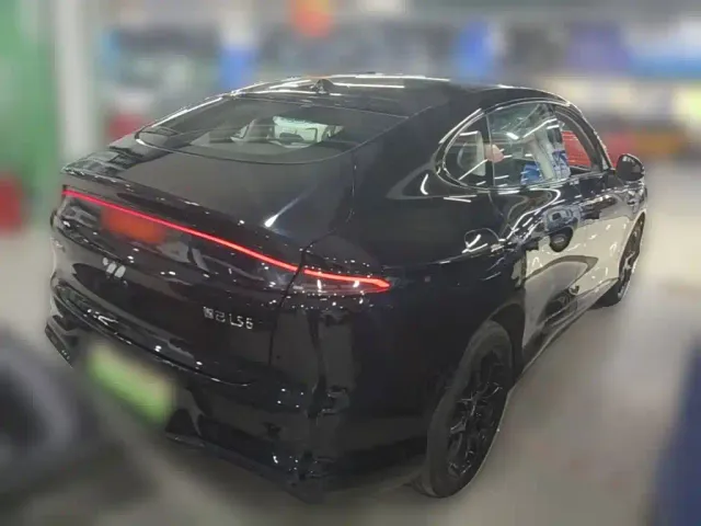 IM Motors LS6 — Фото автомобиля 9