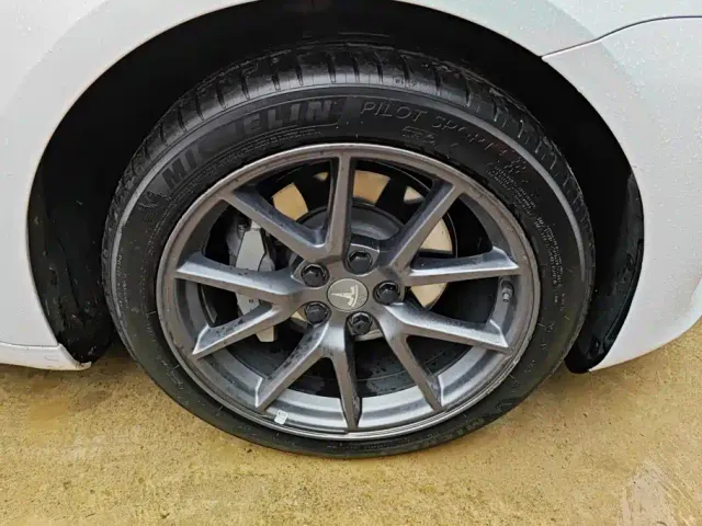 Tesla Model 3 — Фото автомобиля 6