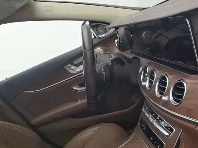 Mercedes-Benz E-Class — Фото автомобиля 22