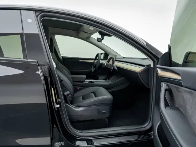 Tesla Model Y — Фото автомобиля 12
