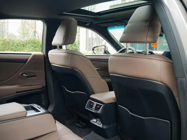 Lexus ES — Фото автомобиля 15