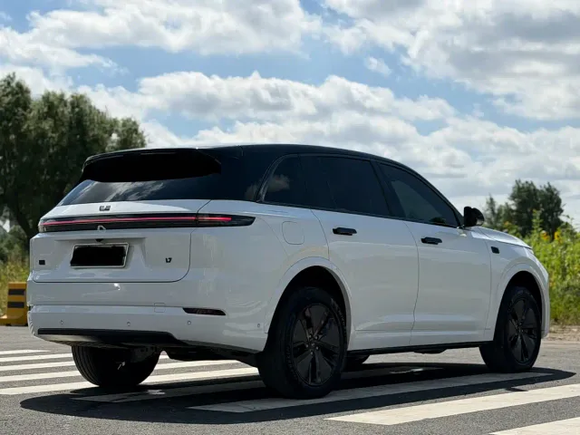 Li Auto L7 — Фото автомобиля 4