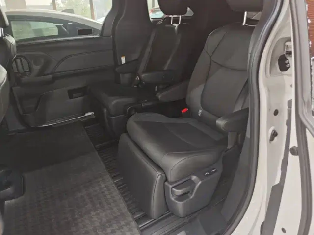 Toyota Sienna — Фото автомобиля 16