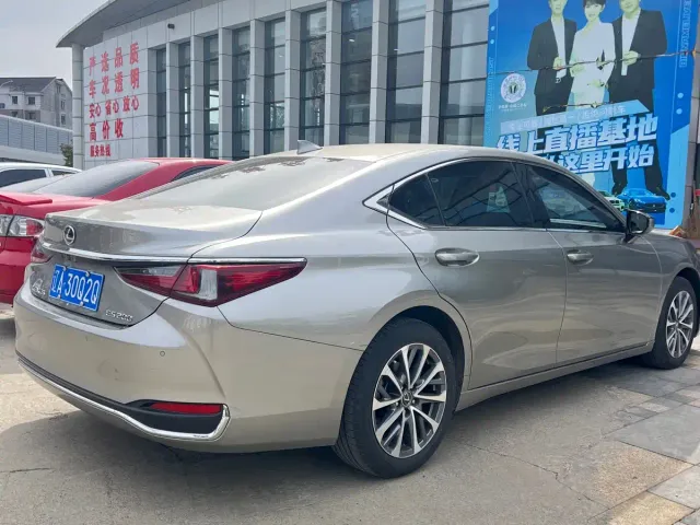 Lexus ES — Фото автомобиля 4