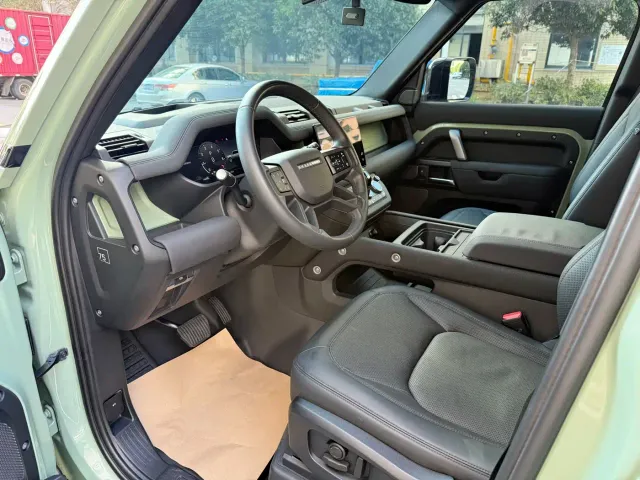 Land Rover Defender — Фото автомобиля 9