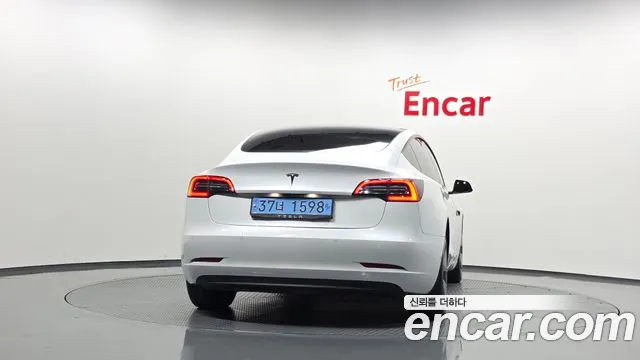Tesla Model 3 — Фото автомобиля 4