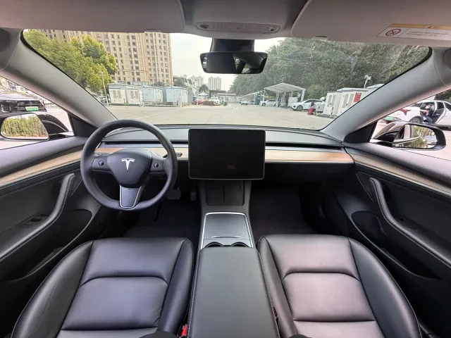 Tesla Model 3 — Фото автомобиля 5