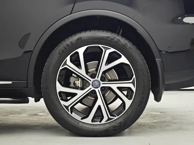 BYD Tang — Фото автомобиля 16