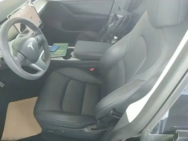 Tesla Model Y — Фото автомобиля 14