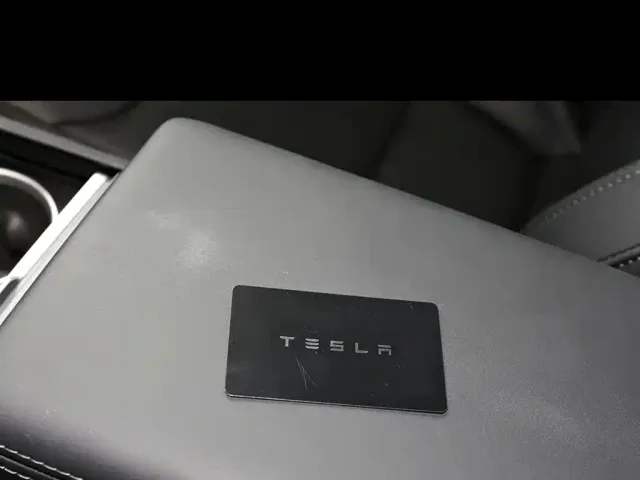 Tesla Model 3 — Фото автомобиля 11