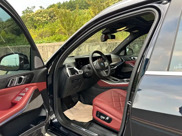 BMW BMW X5 2023 xDrive 40Li M Sport Black Night Package — Фото автомобиля 4