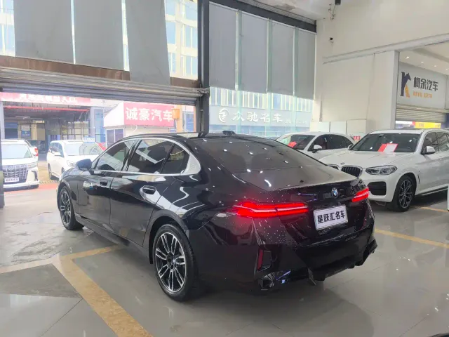 BMW 5 Series — Фото автомобиля 5