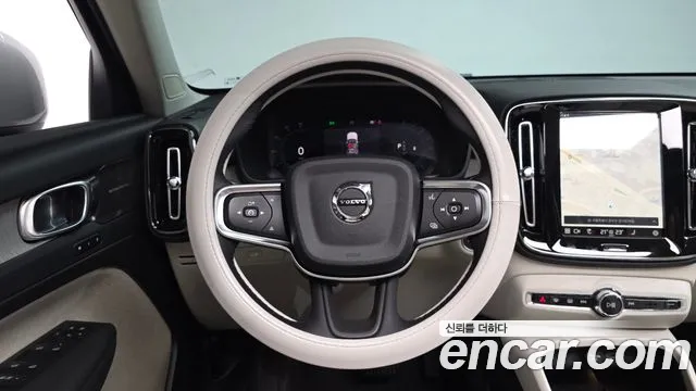 Вольво XC40 — Фото автомобиля 13