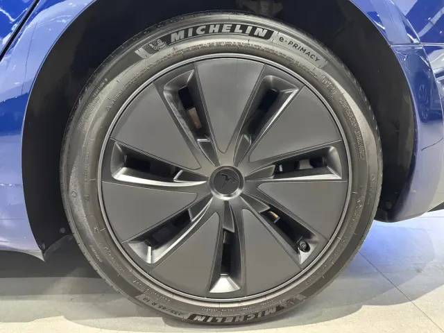 Tesla Model 3 — Фото автомобиля 8