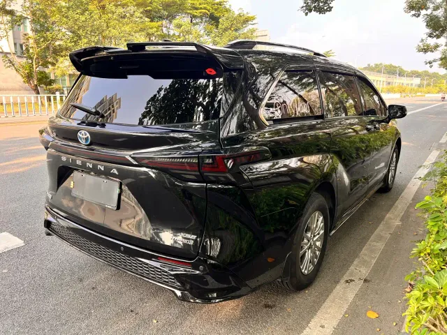 Toyota Sienna — Фото автомобиля 4