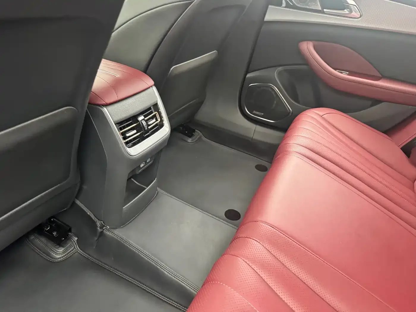 Hongqi Hongqi H5 2023 1.5T DCT Smart Connect Joy Edition — Фото автомобиля 8