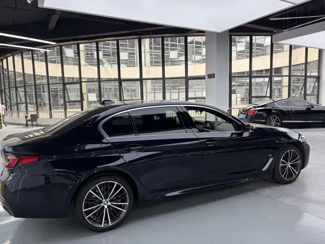 BMW 5 Series — Фото автомобиля 3