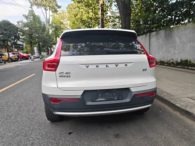 Volvo XC40 — Фото автомобиля 6