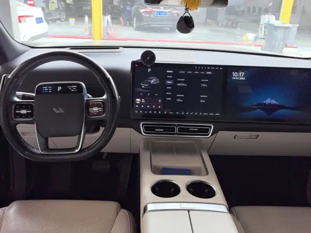 Li Auto L8 — Фото автомобиля 12